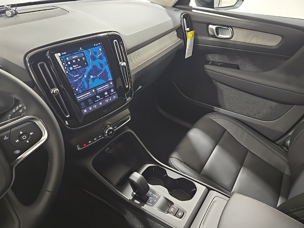 2026 Volvo XC40 Core photo 11