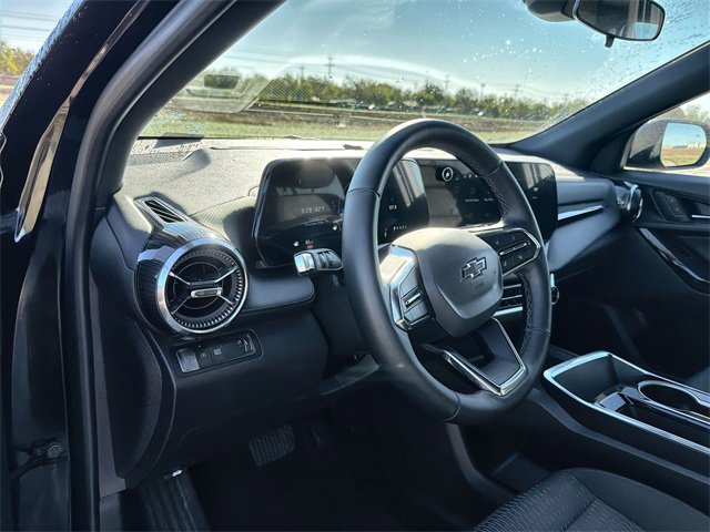 2025 Chevrolet Equinox LT photo 2