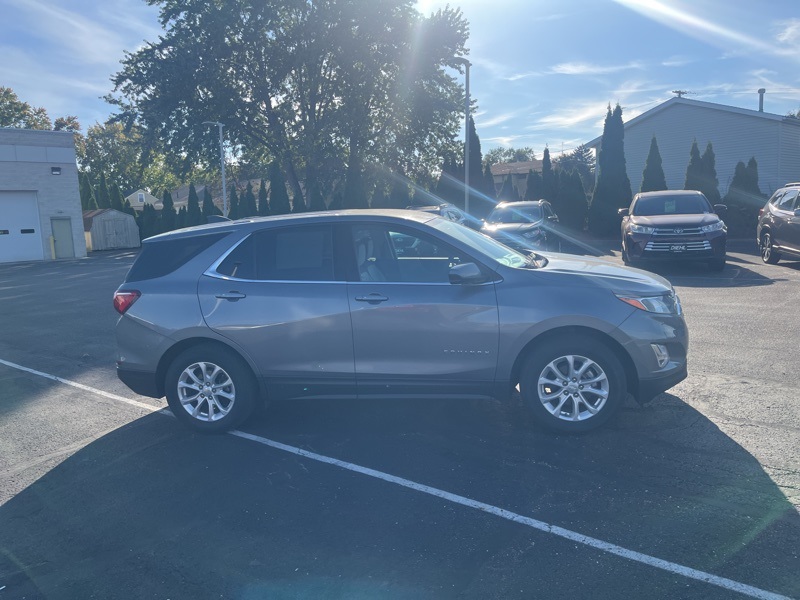 2018 Chevrolet Equinox LT photo 2
