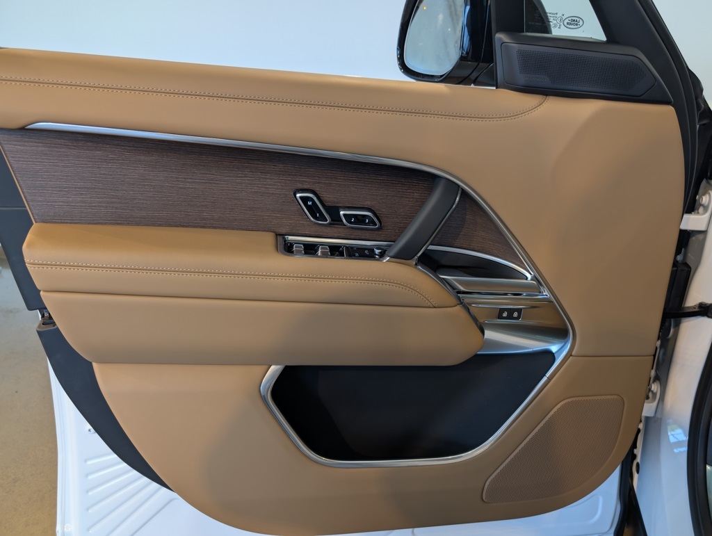 2025 Land Rover Range Rover SE photo 6