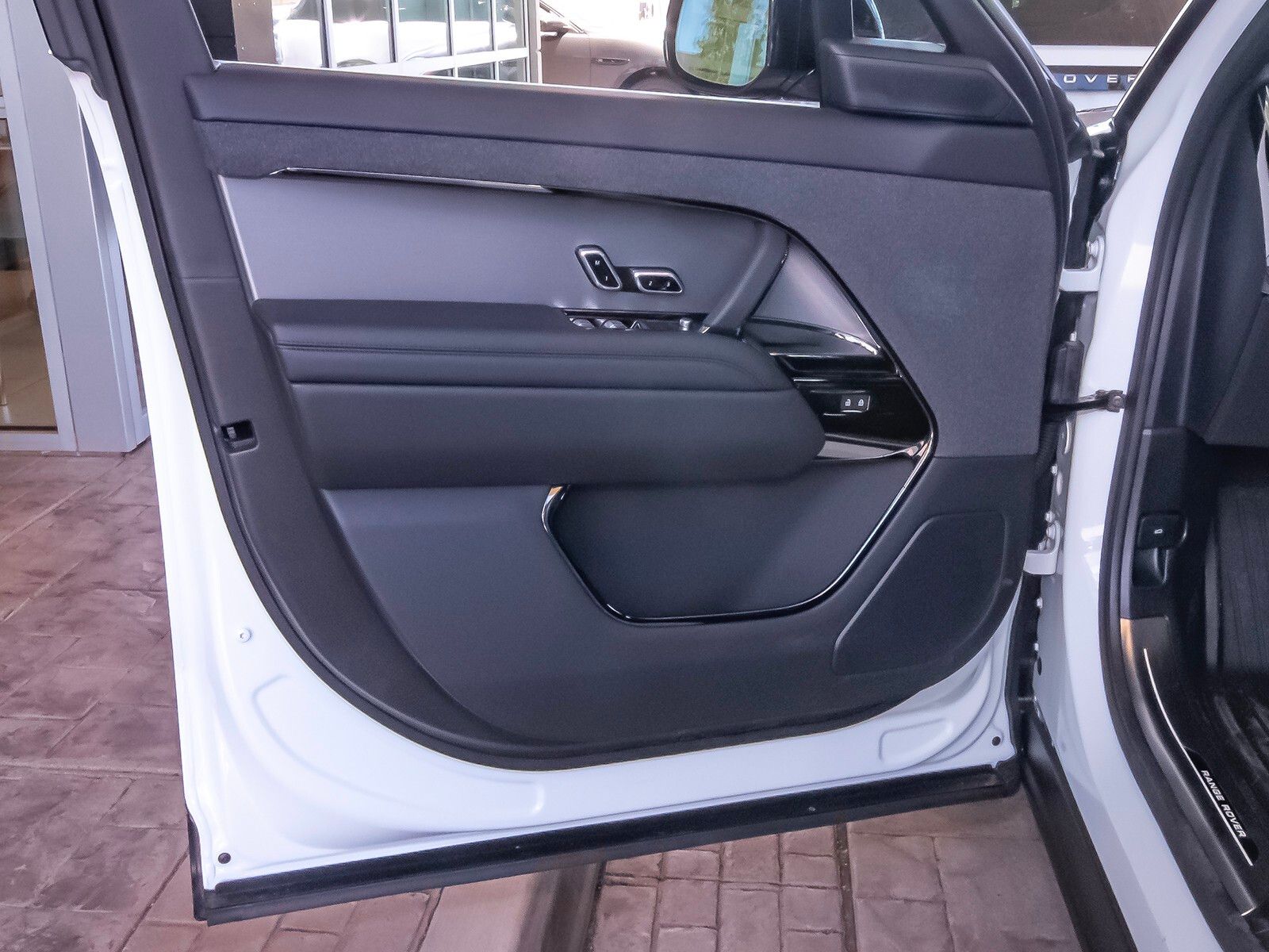 2025 Land Rover Range Rover Sport SE photo 28