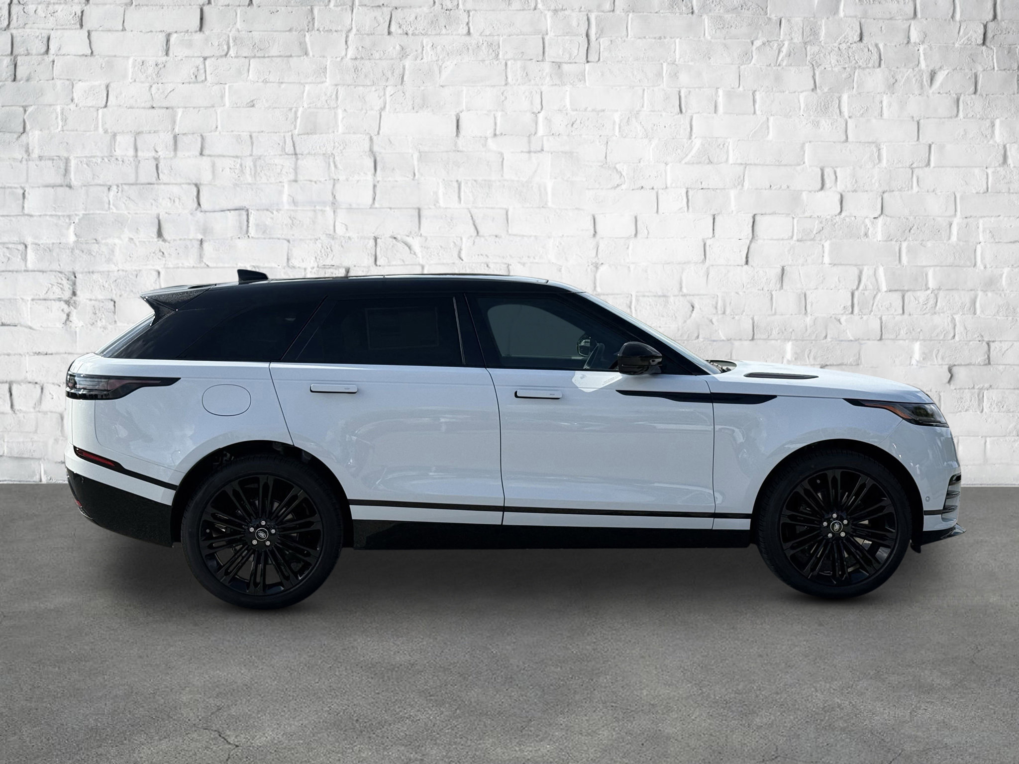 2026 Land Rover Range Rover Velar SE photo 7