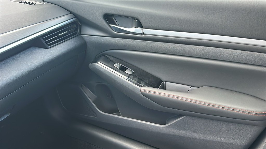 2025 Nissan Altima SR photo 24