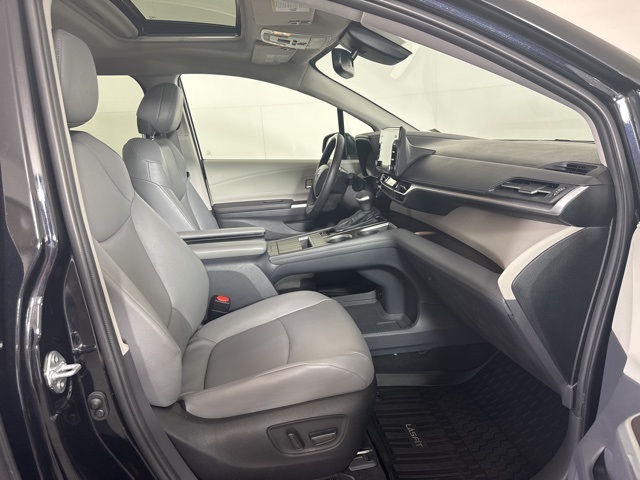 2023 Toyota Sienna XLE photo 4