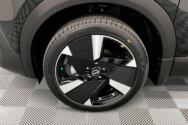 2025 Nissan Kicks SR photo 9