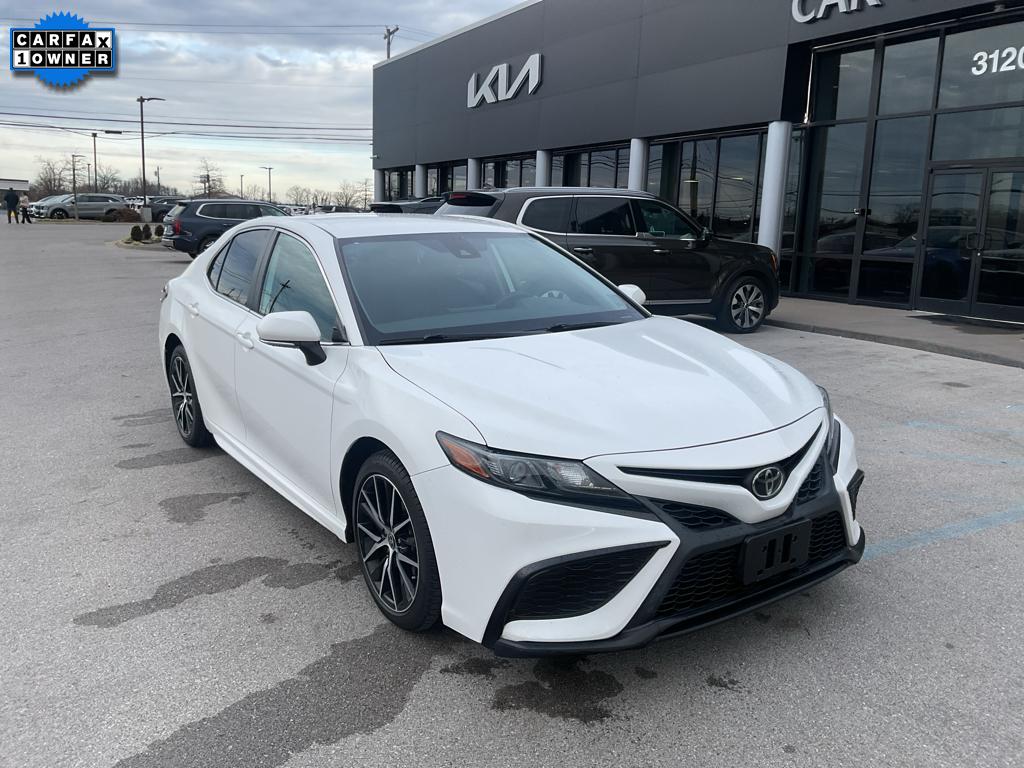 2022 Toyota Camry SE's photo