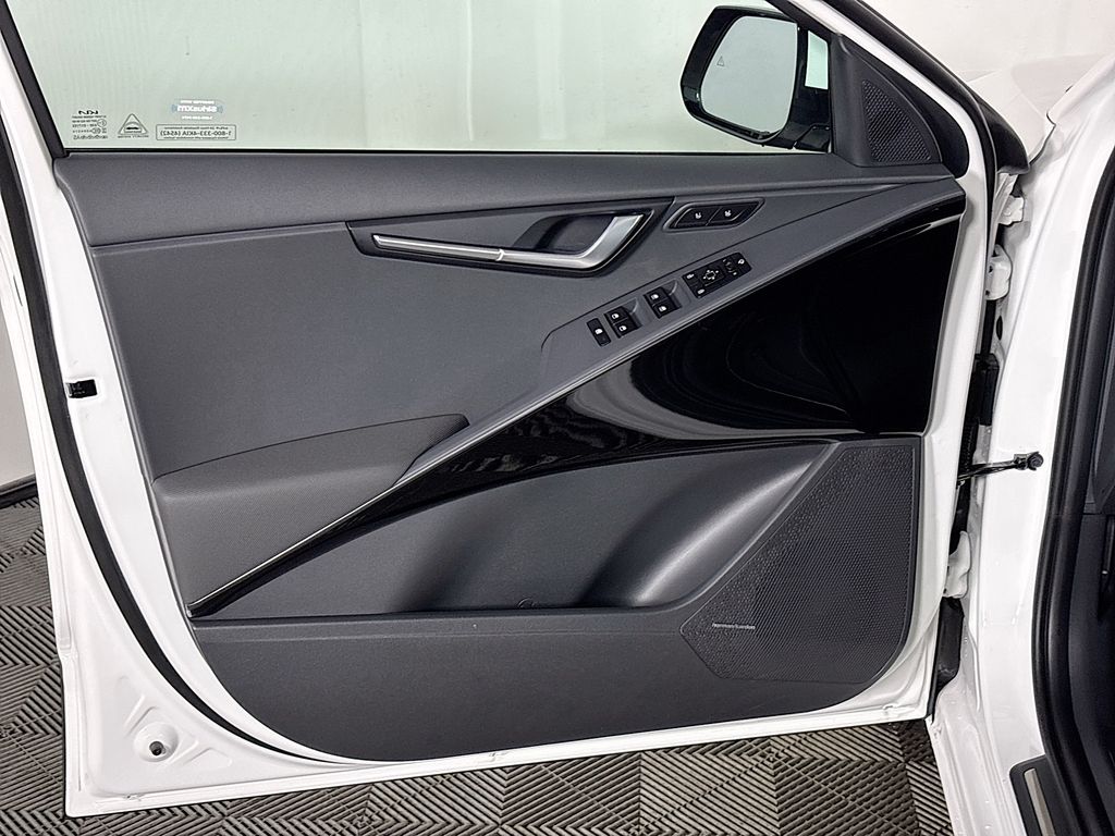 2025 Kia Niro Plug-In Hybrid SX Touring photo 9