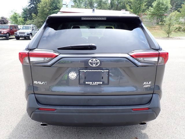 2022 Toyota RAV4 XLE photo 3