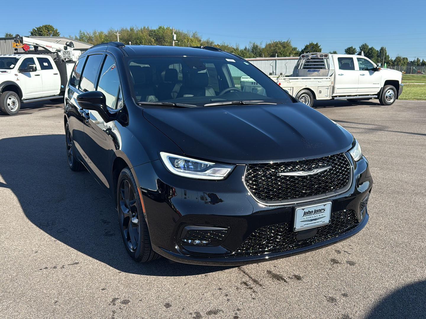 2026 Chrysler Pacifica photo 2