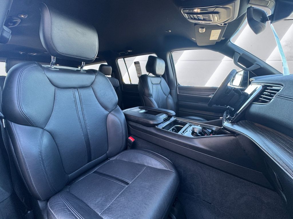 2024 Jeep Wagoneer L Series II photo 14