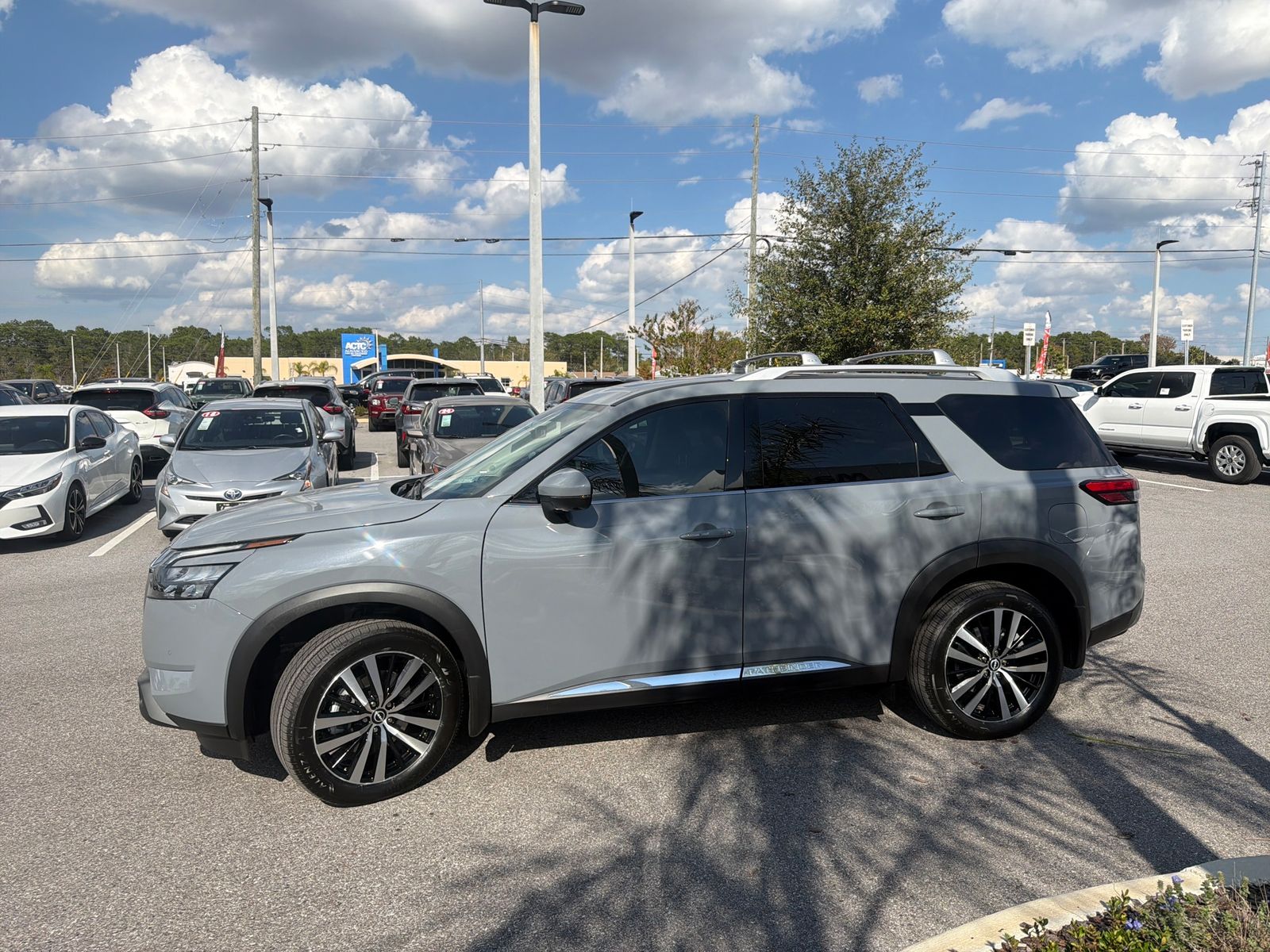 2025 Nissan Pathfinder Platinum photo 4