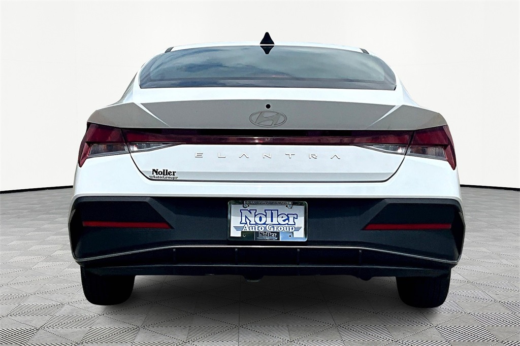 2024 Hyundai Elantra SE photo 4