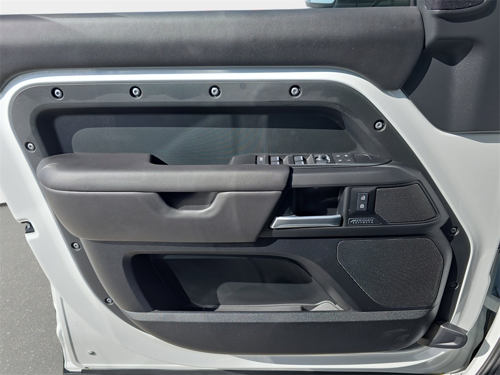 2025 Land Rover Defender 110 X-Dynamic SE photo 24