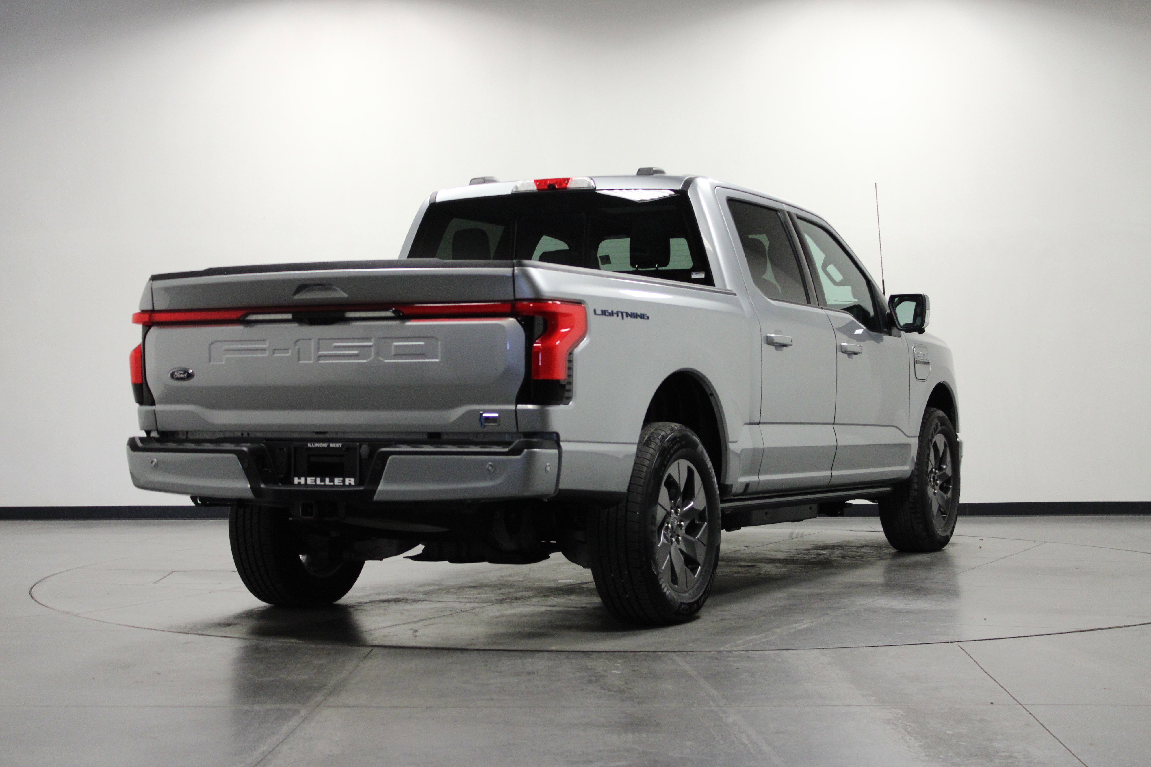 2023 Ford F-150 Lightning Lariat photo 3