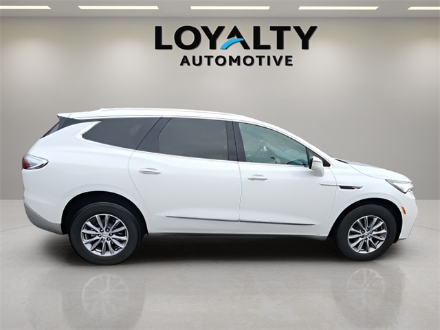 2023 Buick Enclave Essence photo 2