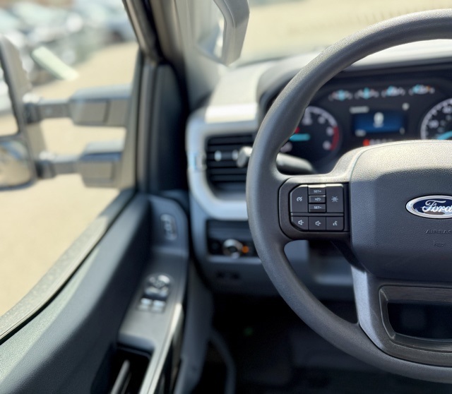 2025 Ford F-350 XL photo 3