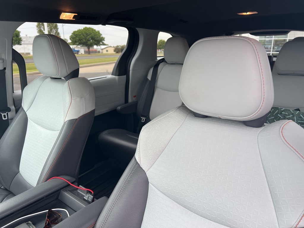 2021 Toyota Sienna XSE photo 3
