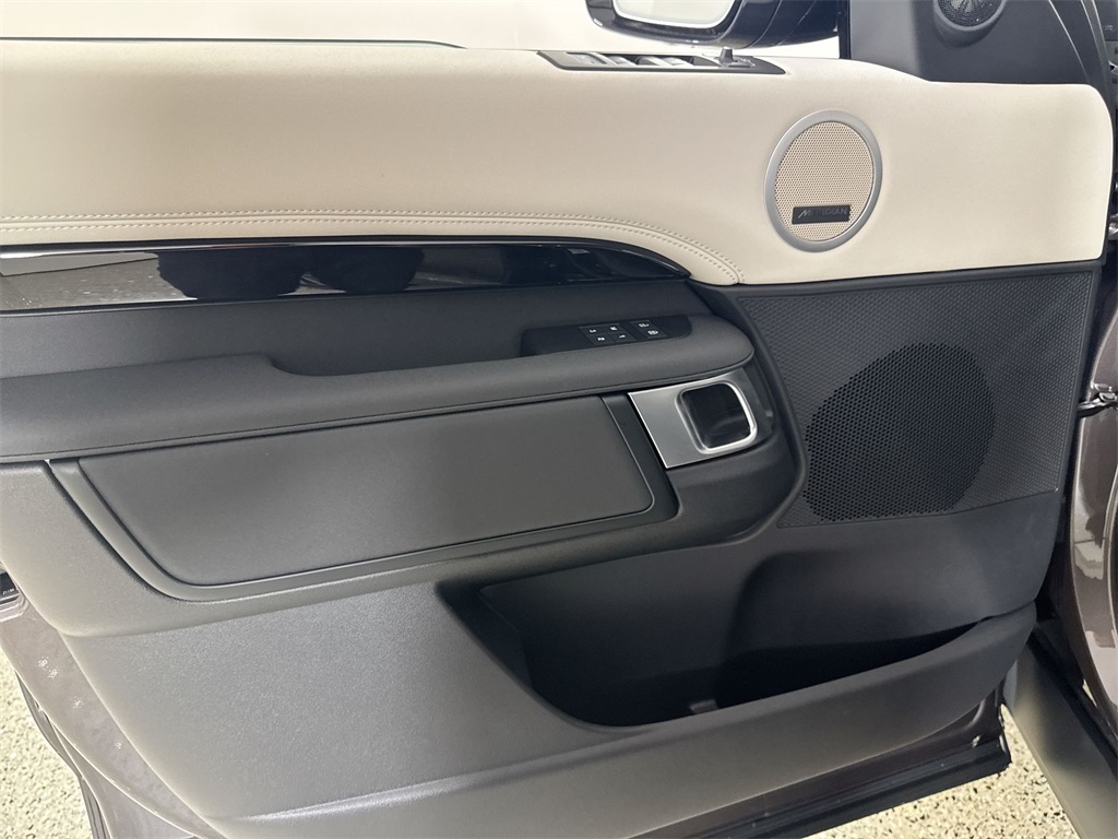 2025 Land Rover Discovery S photo 13