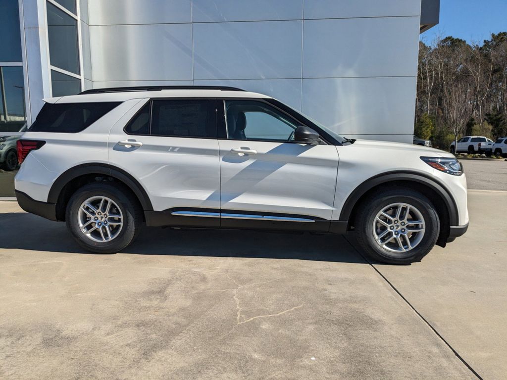 2025 Ford Explorer photo 3