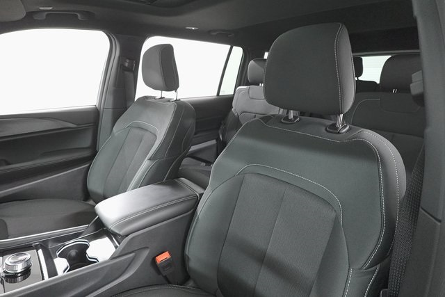 2025 Jeep Grand Cherokee Laredo X photo 11