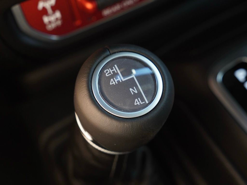 New 2026 Bright White Clear-Coat Exterior Paint Jeep Rubicon image 17