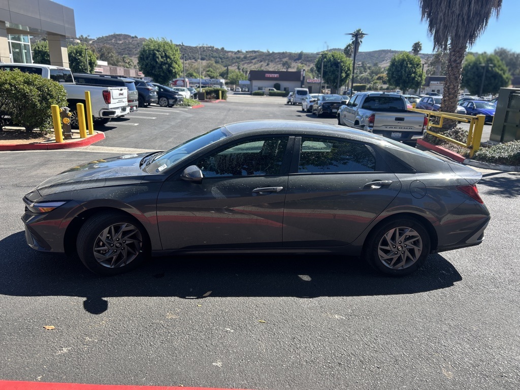2024 Hyundai Elantra SEL photo 2