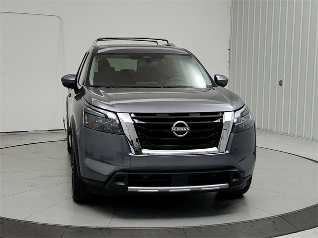 2025 Nissan Pathfinder Platinum photo 2