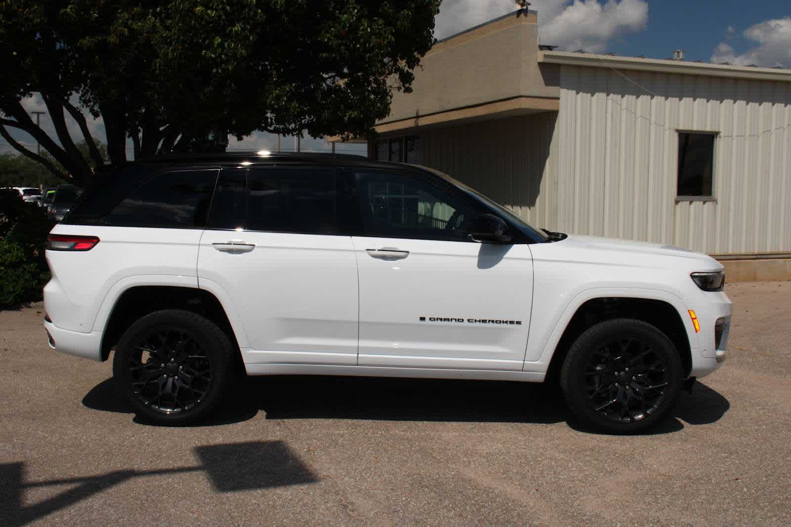 2025 Jeep Grand Cherokee Summit photo 2