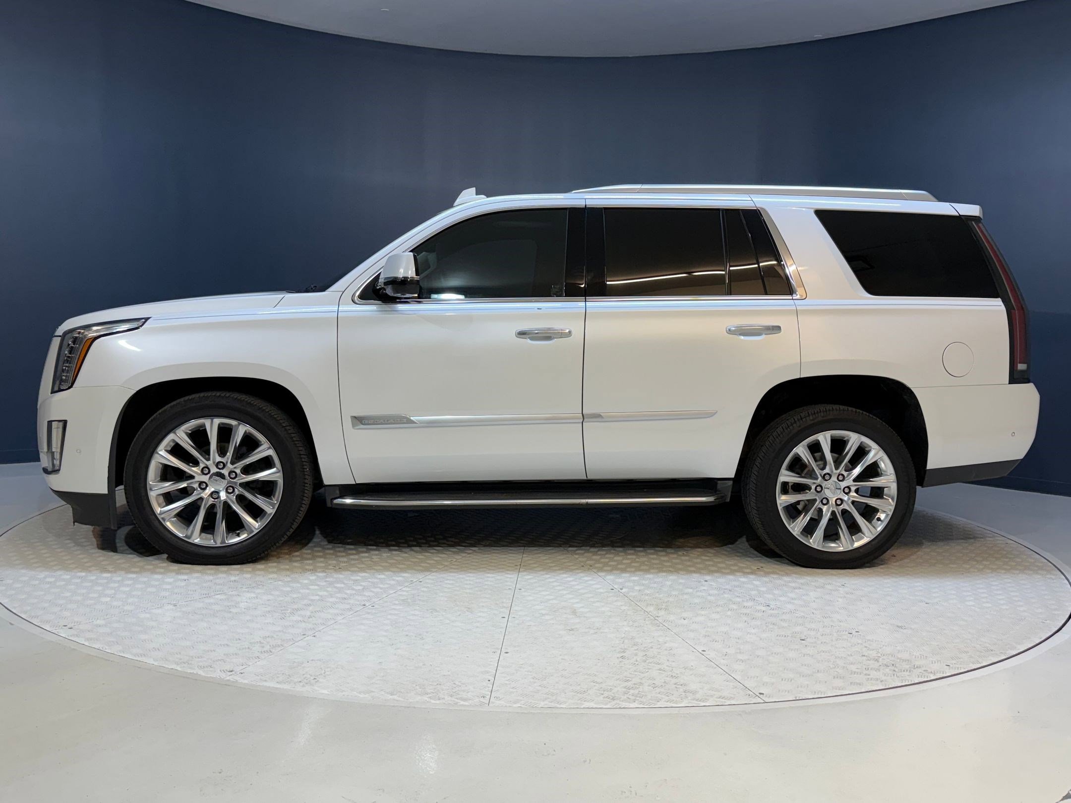 2019 Cadillac Escalade Luxury photo 2