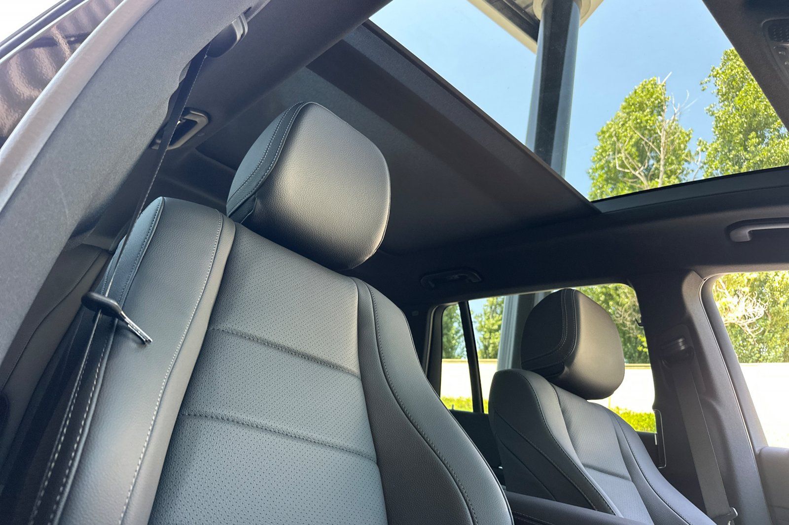 2025 Mercedes Benz GLS 450 4MATIC photo 4