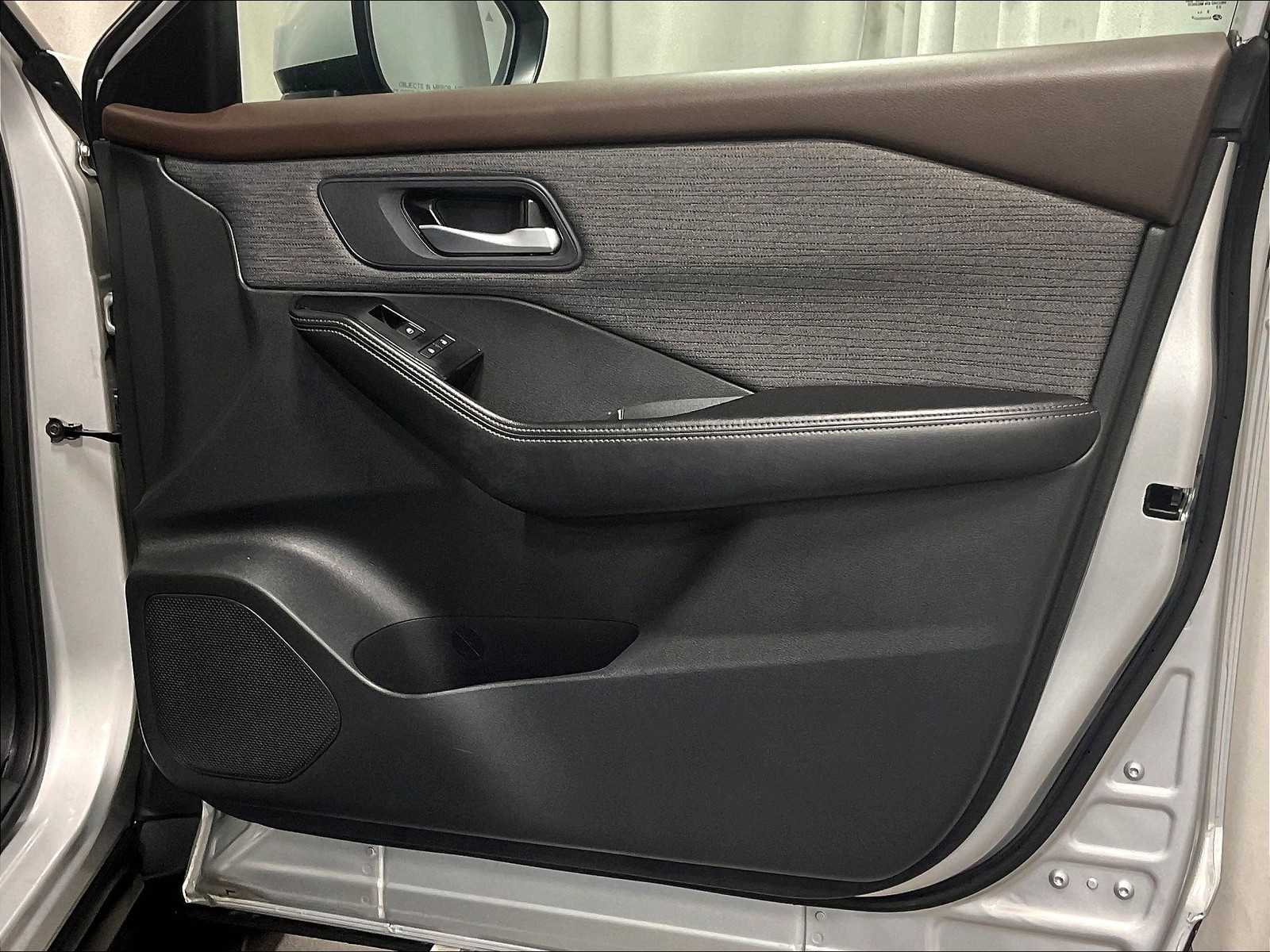 2023 Nissan Rogue SV photo 11