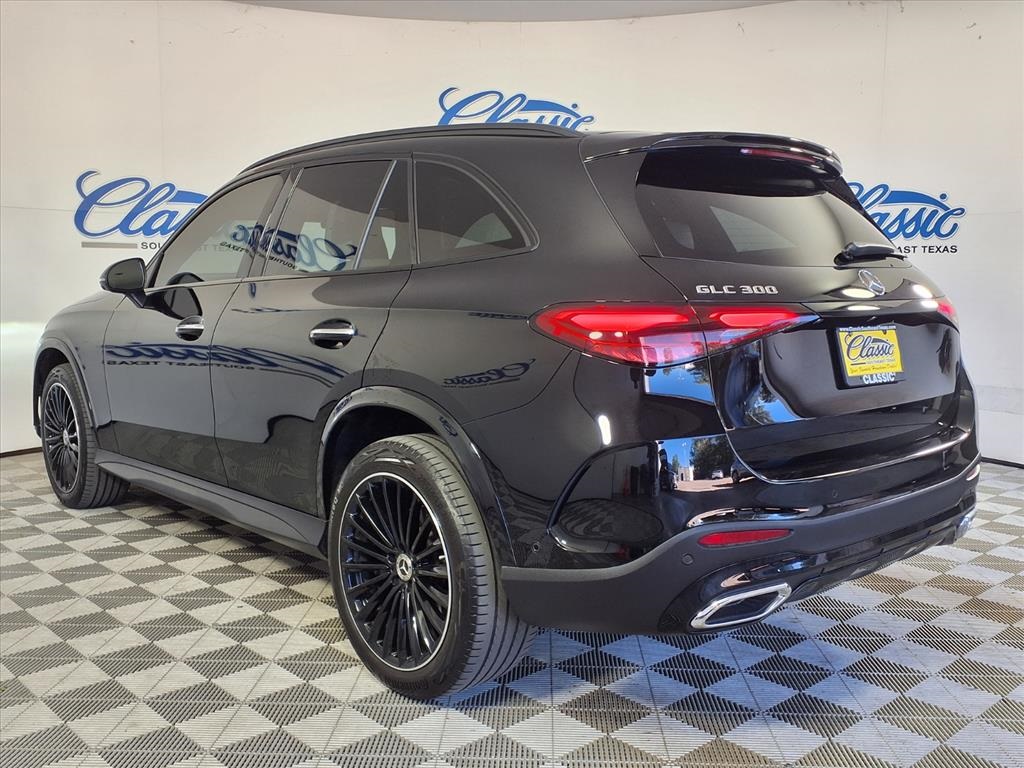 2025 Mercedes Benz GLC 300 photo 2