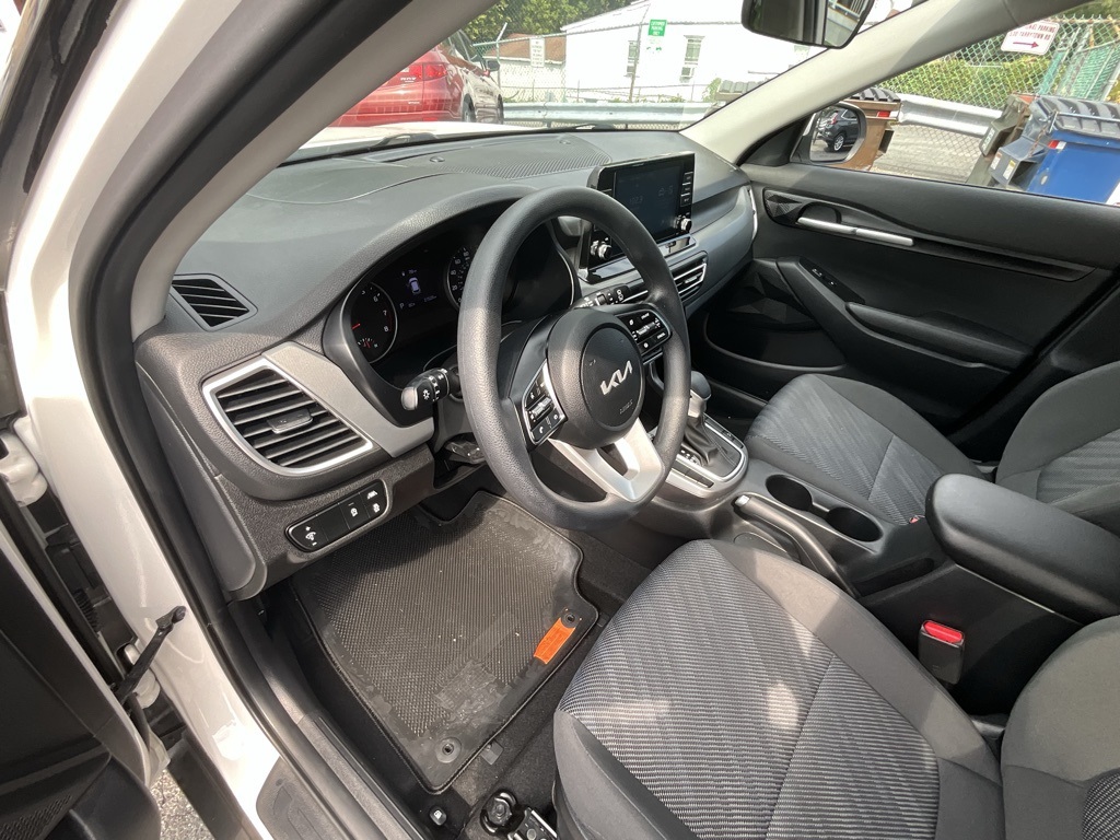 2023 Kia Seltos LX photo 8