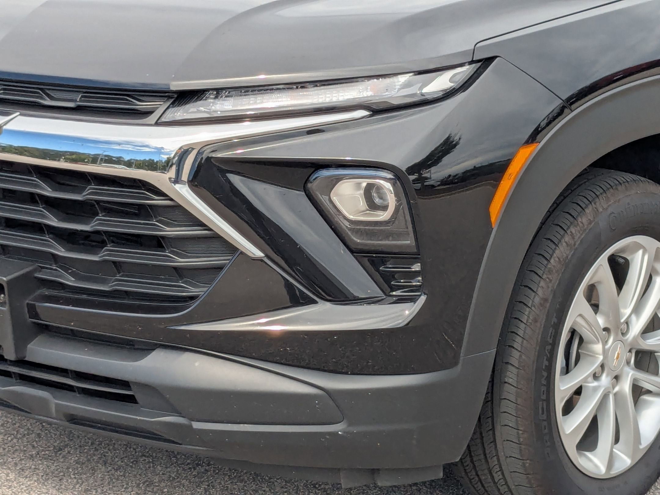 2024 Chevrolet Trailblazer LS photo 2