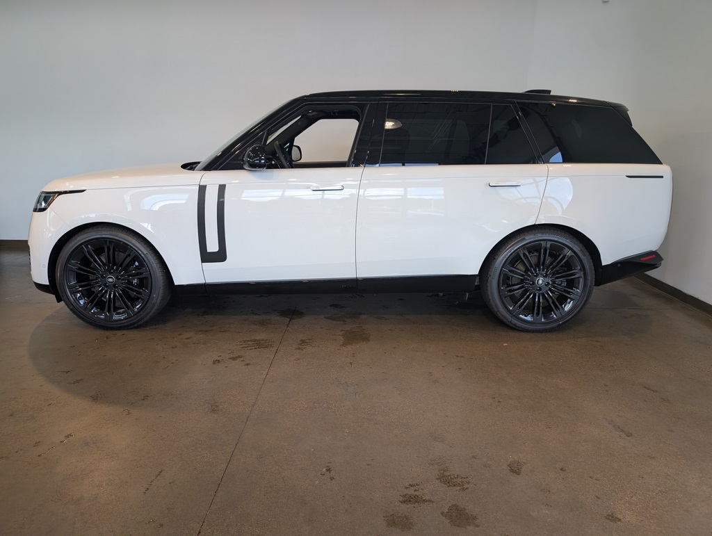 2025 Land Rover Range Rover SE photo 3