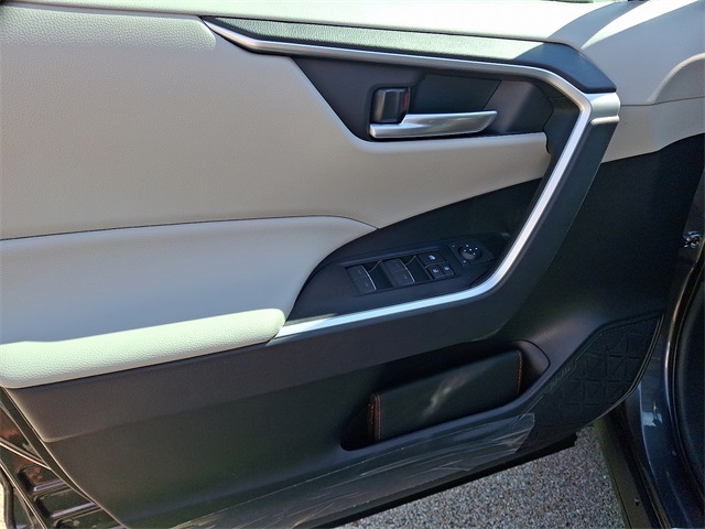 2025 Toyota RAV4 XLE photo 10
