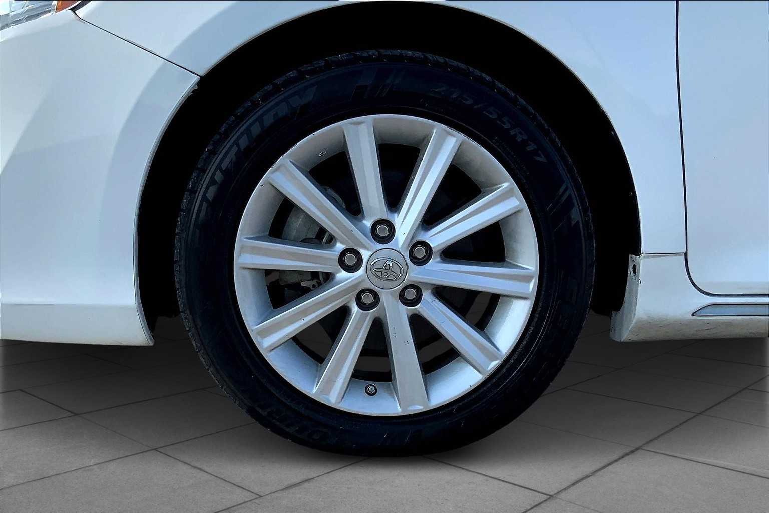 2014 Toyota Camry Hybrid XLE photo 9
