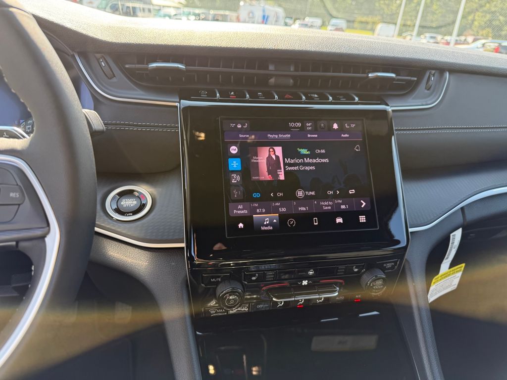 2025 Jeep Grand Cherokee Altitude photo 15