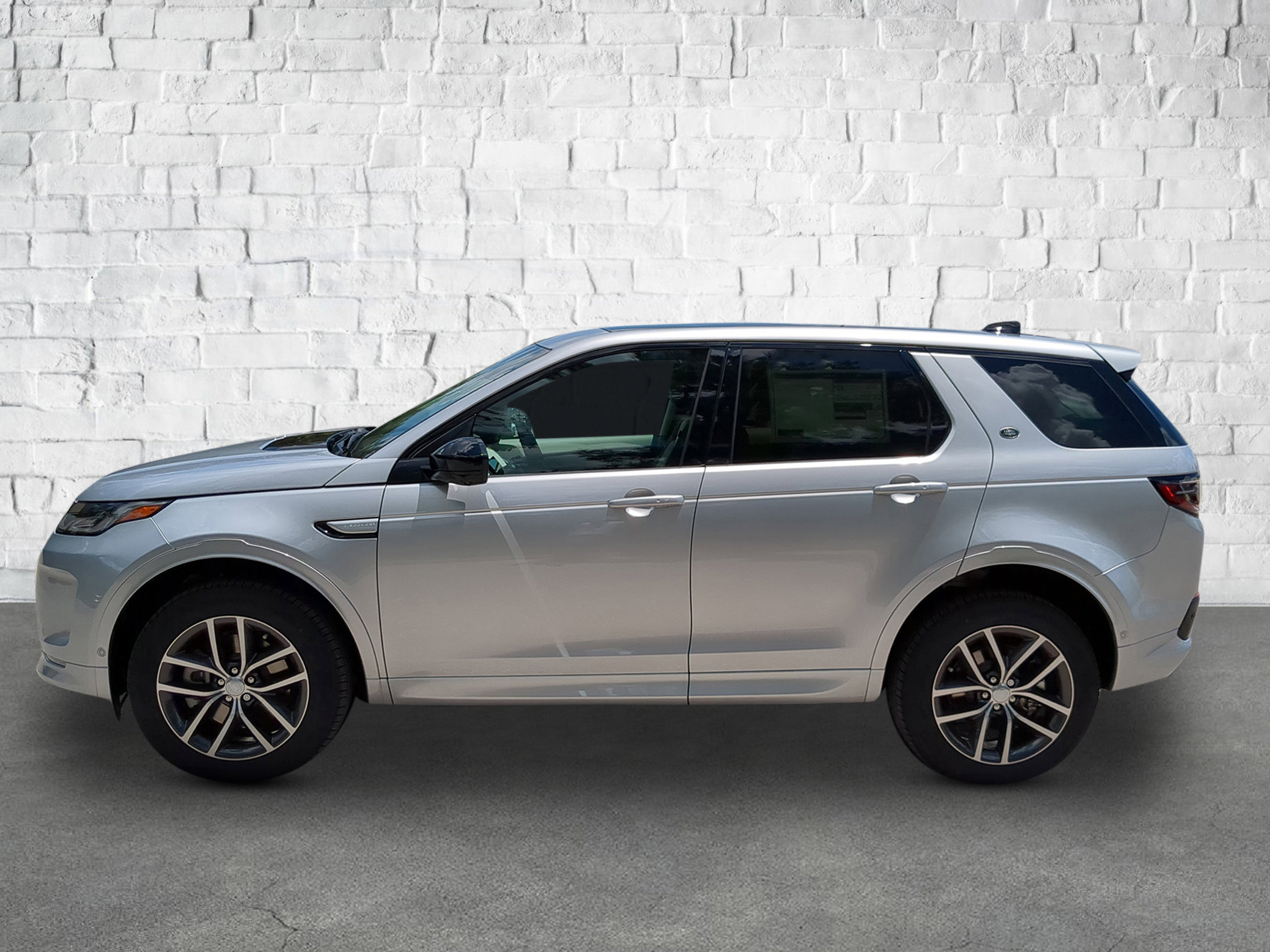 2025 Land Rover Discovery Sport S photo 3