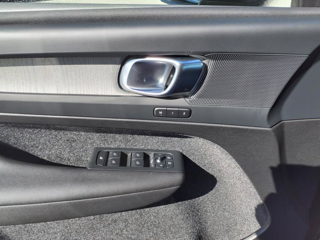 2025 Volvo XC40 Core photo 12