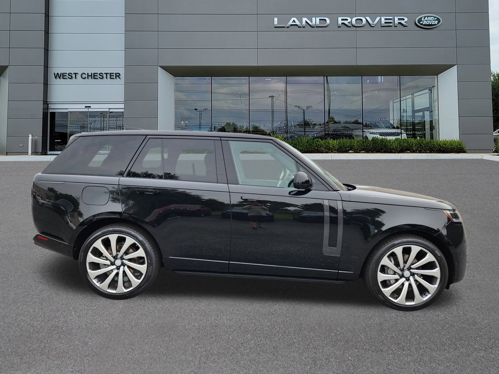 2025 Land Rover Range Rover SE photo 3