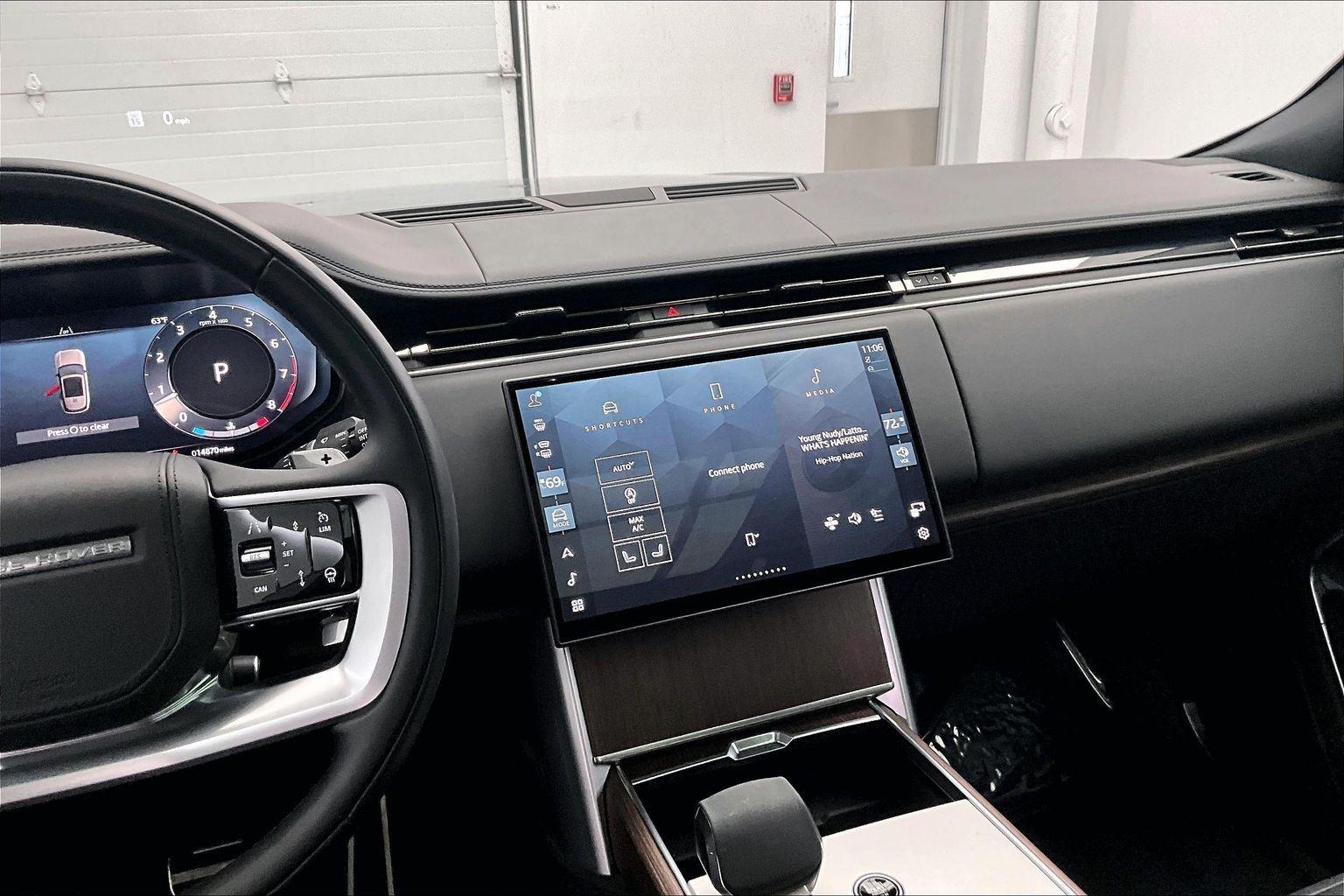 2025 Land Rover Range Rover SE photo 2