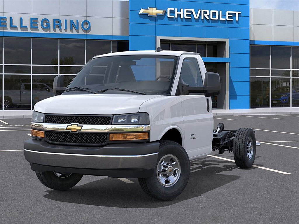2025 Chevrolet Express Cutaway 3500 photo 2