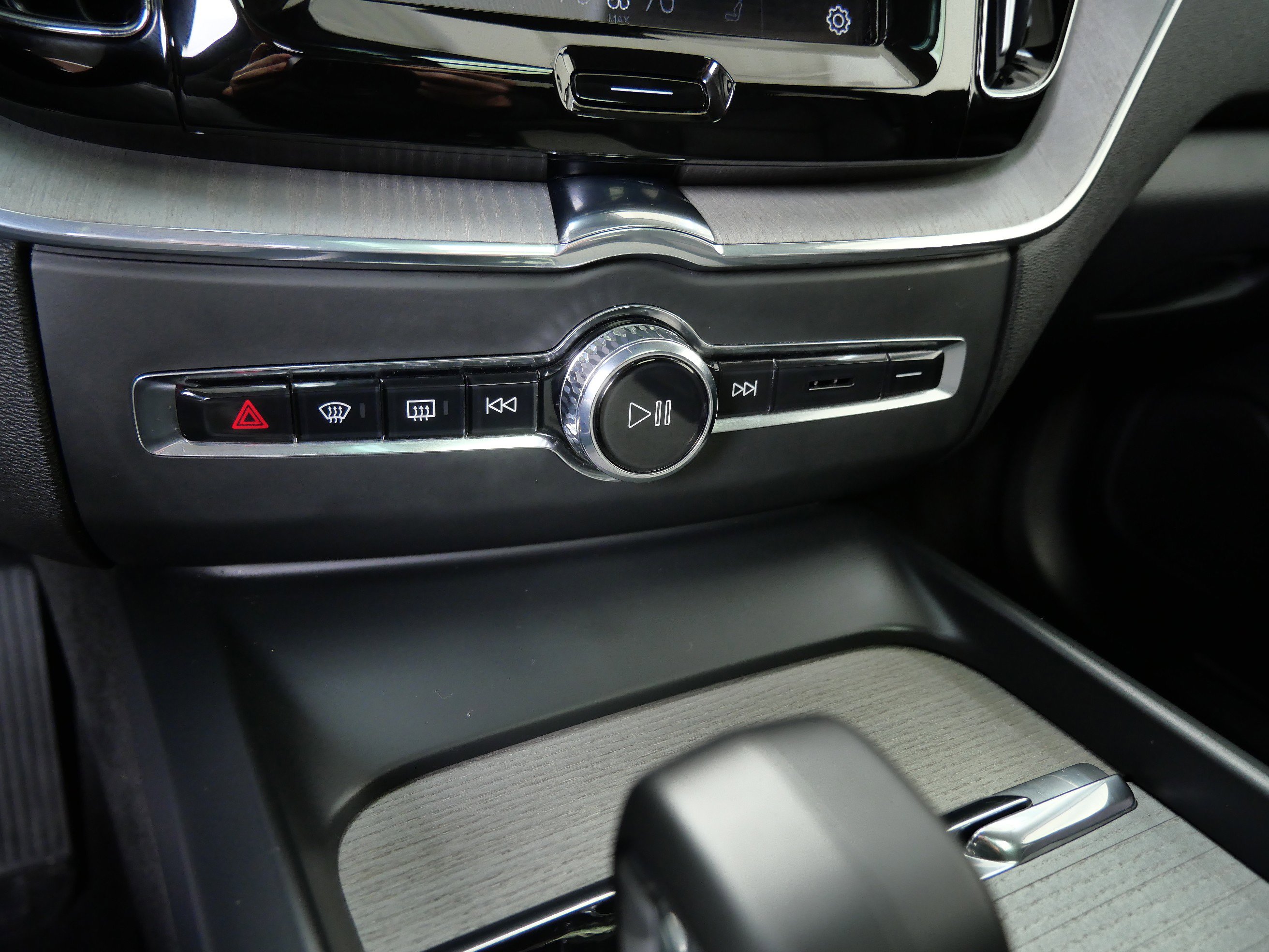 2025 Volvo XC60 Plus photo 23