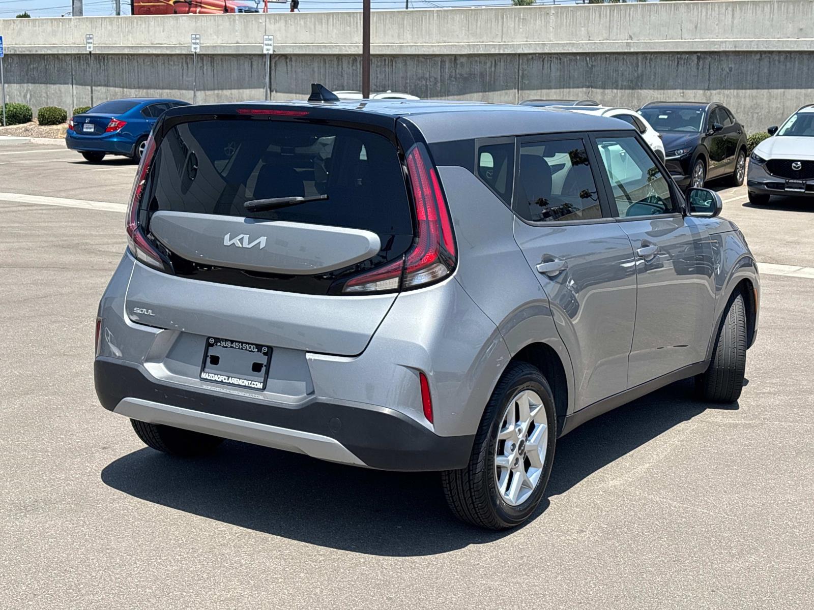 2023 Kia Soul LX photo 2
