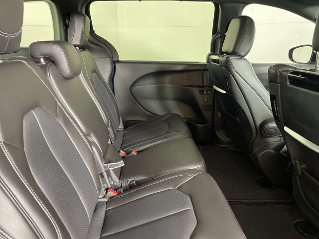 2025 Chrysler Pacifica photo 16