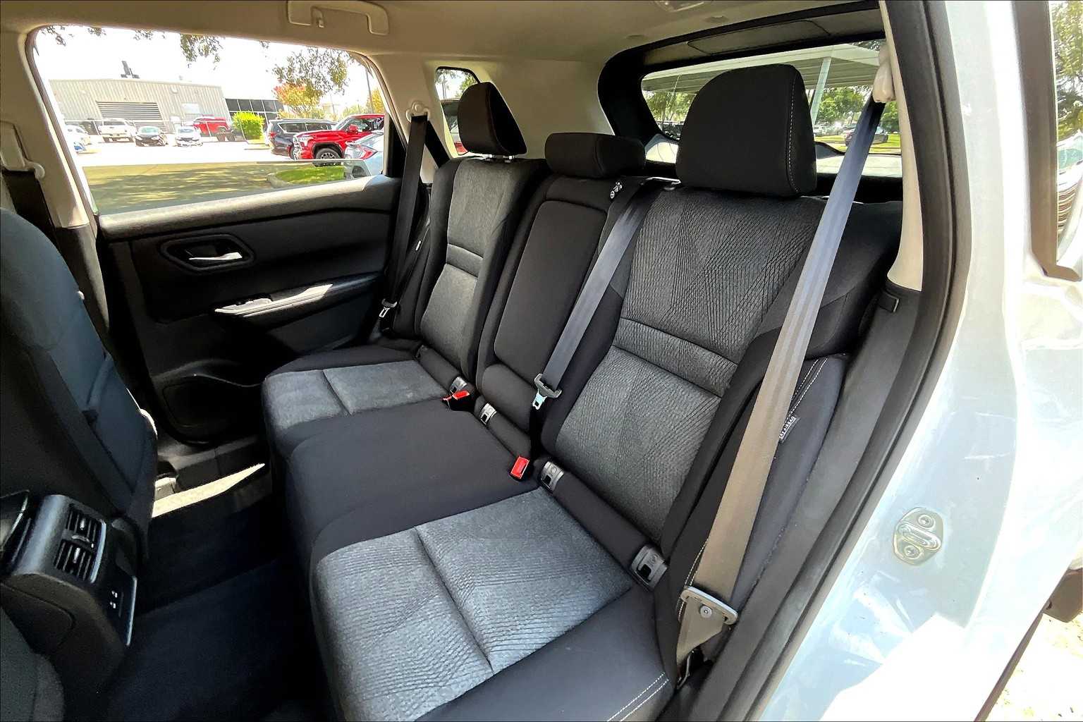 2024 Nissan Rogue SV photo 17