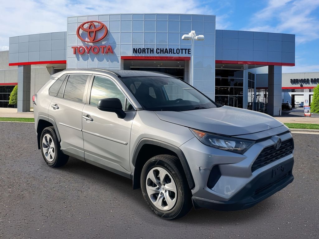 2021 Toyota RAV4 LE's photo
