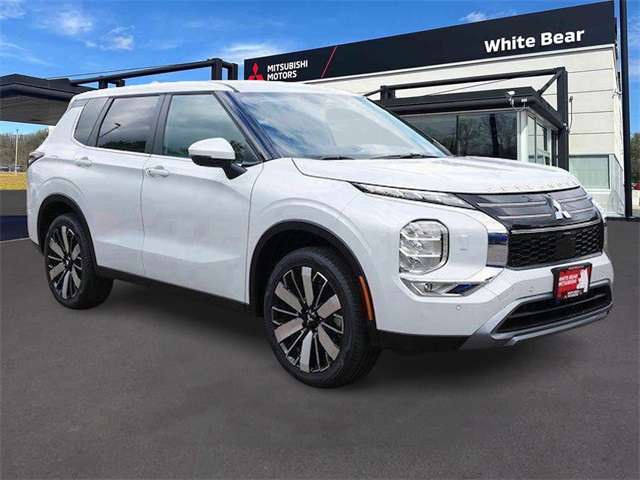 2025 Mitsubishi Outlander SE's photo