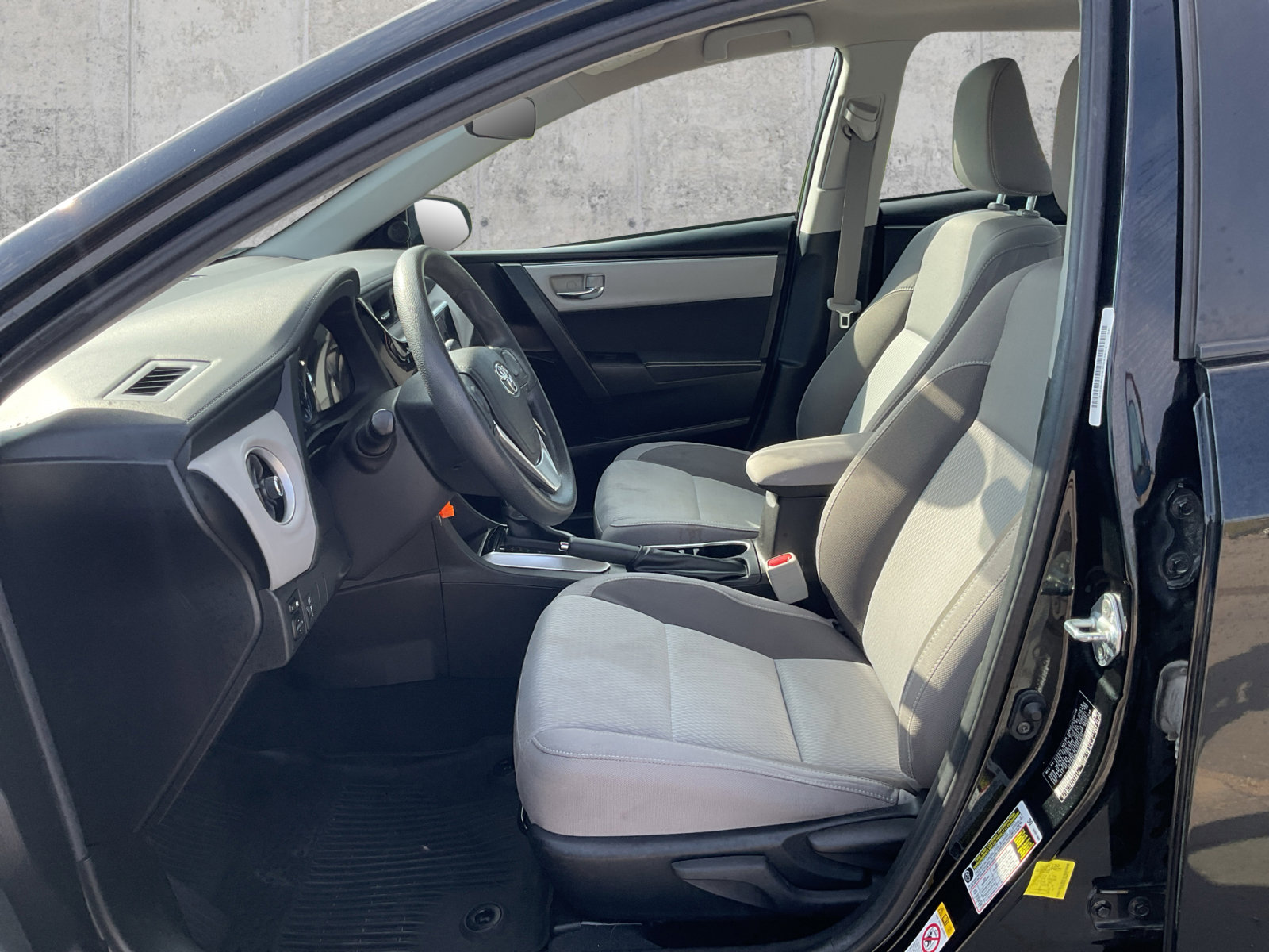 2018 Toyota Corolla LE photo 2
